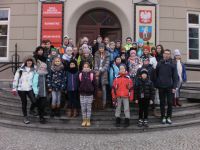 Grupa dzieci i młodzieży w trakcie ferii zimowych w Dzierżoniowie